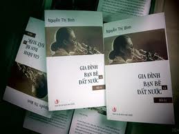 លោកស្រីNguyen Thi Binh នឹងសៀវភៅម៉ែរំ័រ“គ្រួសារមិត្តភ័ក្តនឹងមាតុប្រទេស”